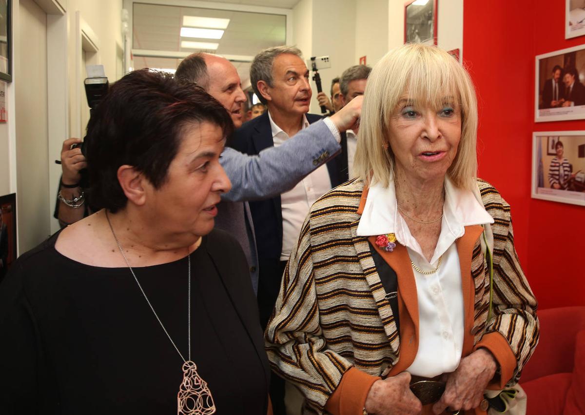 Imagen secundaria 1 - Asistentes a la inauguración de la exposición, entre ellos la exalcaldesa de Segovia, Clara Luquero, y la exvicepresidenta del Gobierno, María Teresa Fernández de la Vega.