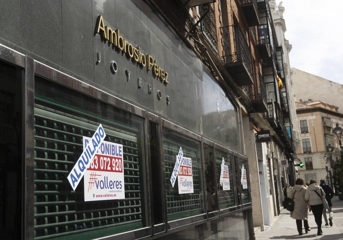 Escaparate de la antigua Joyería Ambrosio Pérez, en Plaza Mayor con Santiago.