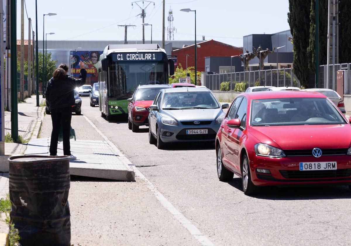 Un usuario de Auvasa solicita con la mano en alto la parada del autobús de la línea C1 en la calle Vázquez de Menchaca.