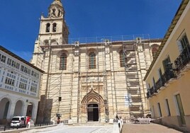 Colocación del andamiaje en el exterior del templo.