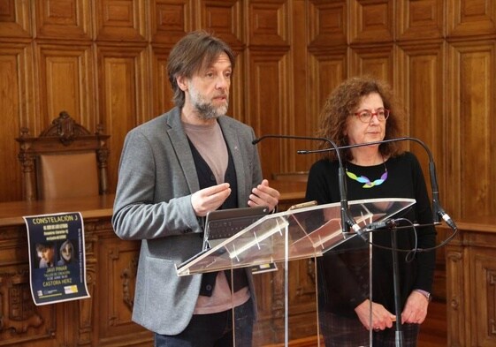 Fran Fernández, concejal de Cultura, con Concha Lobejón, de la UPP, este martes en el Ayuntamiento.