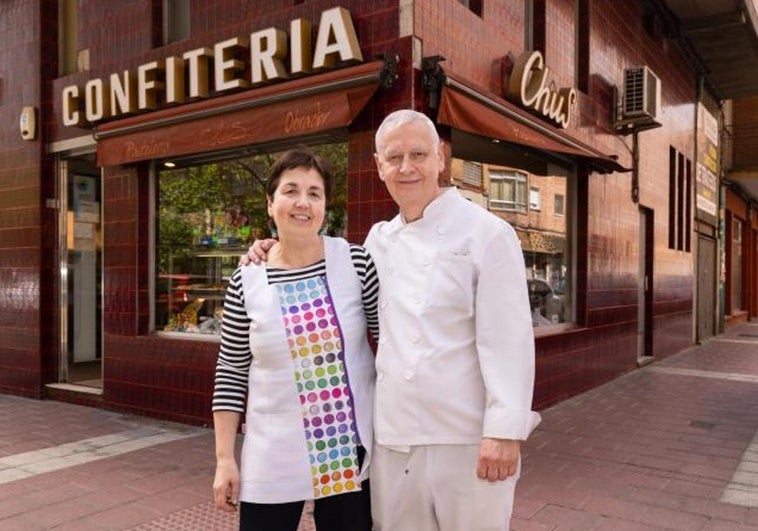 Chus y Javier posan frente a la fachada de su confitería en la calle Real de Burgos.