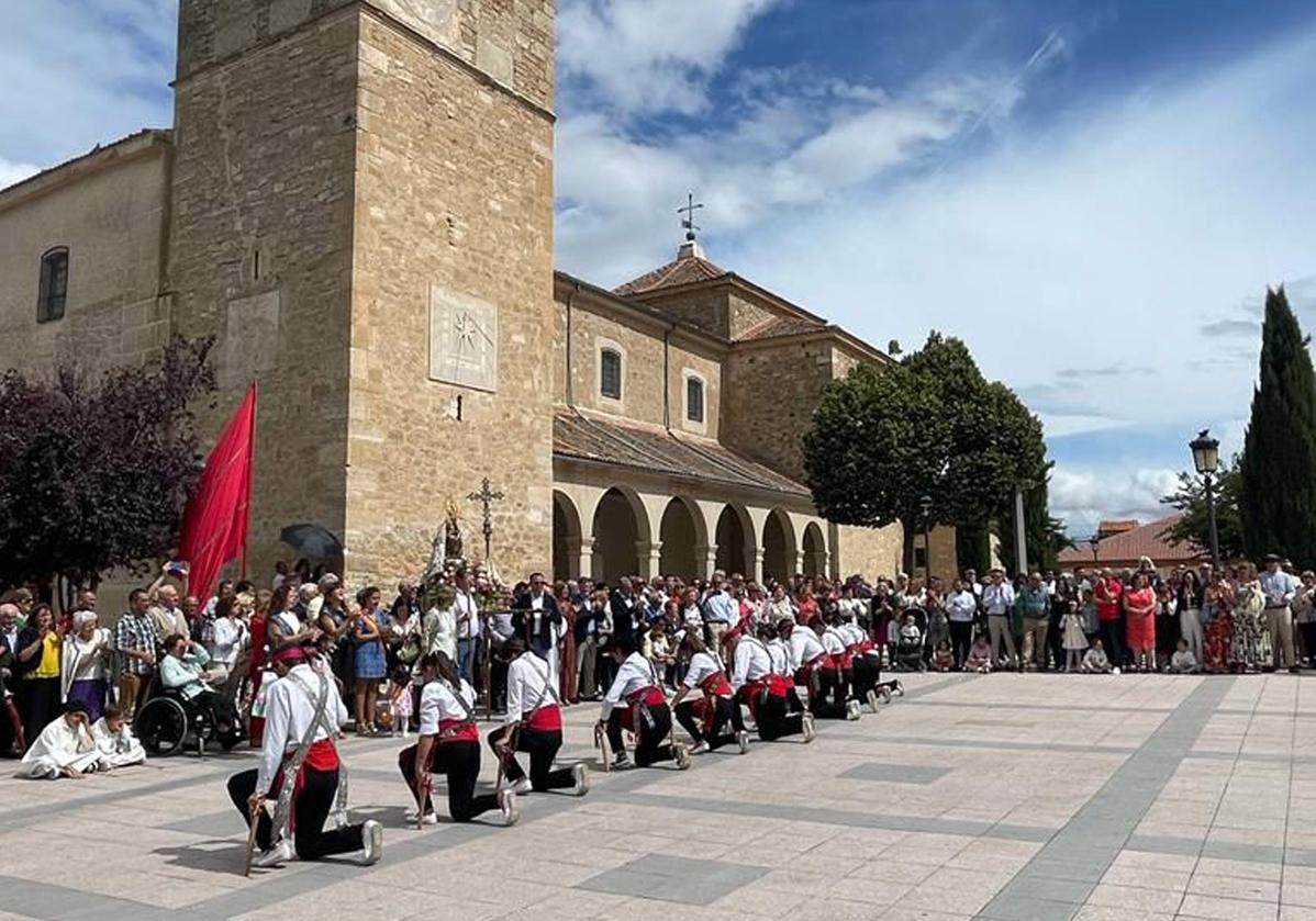 Exhibición de paloteo celebrada junto a la iglesia de Abades.