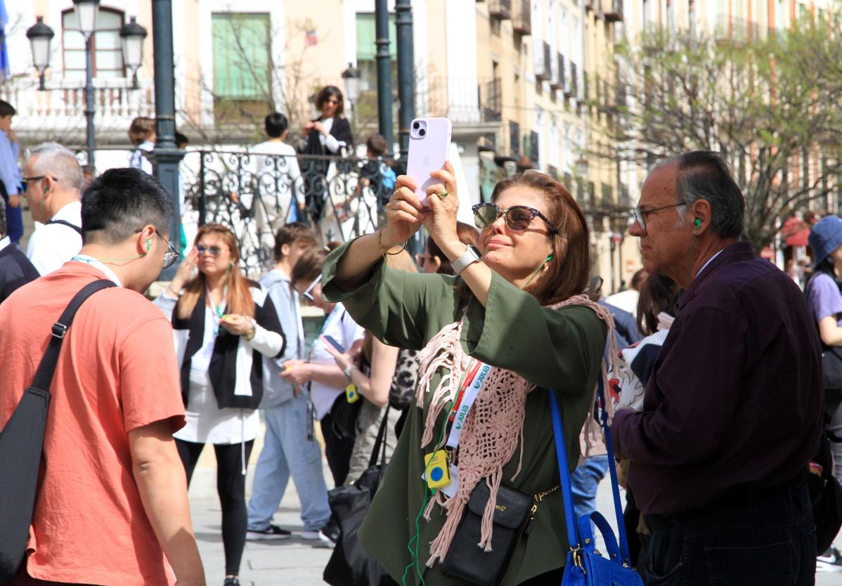 Turistas recorren y sacan fotos en el entorno de la Plaza Mayor de Segovia.