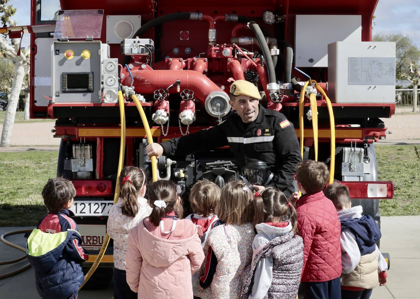 Un recorrido en imágenes de la visita de la UME en el colegio San Agustín