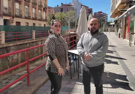 La hostelera Tania Arcos y el comerciante Rafael Valdueza posan en la zona que está previsto vallar en los próximos días.