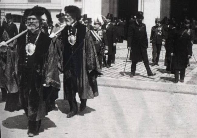 La imagen más antigua de maceros que se conserva. Es de la inauguración de Ayuntamiento, en 1908.