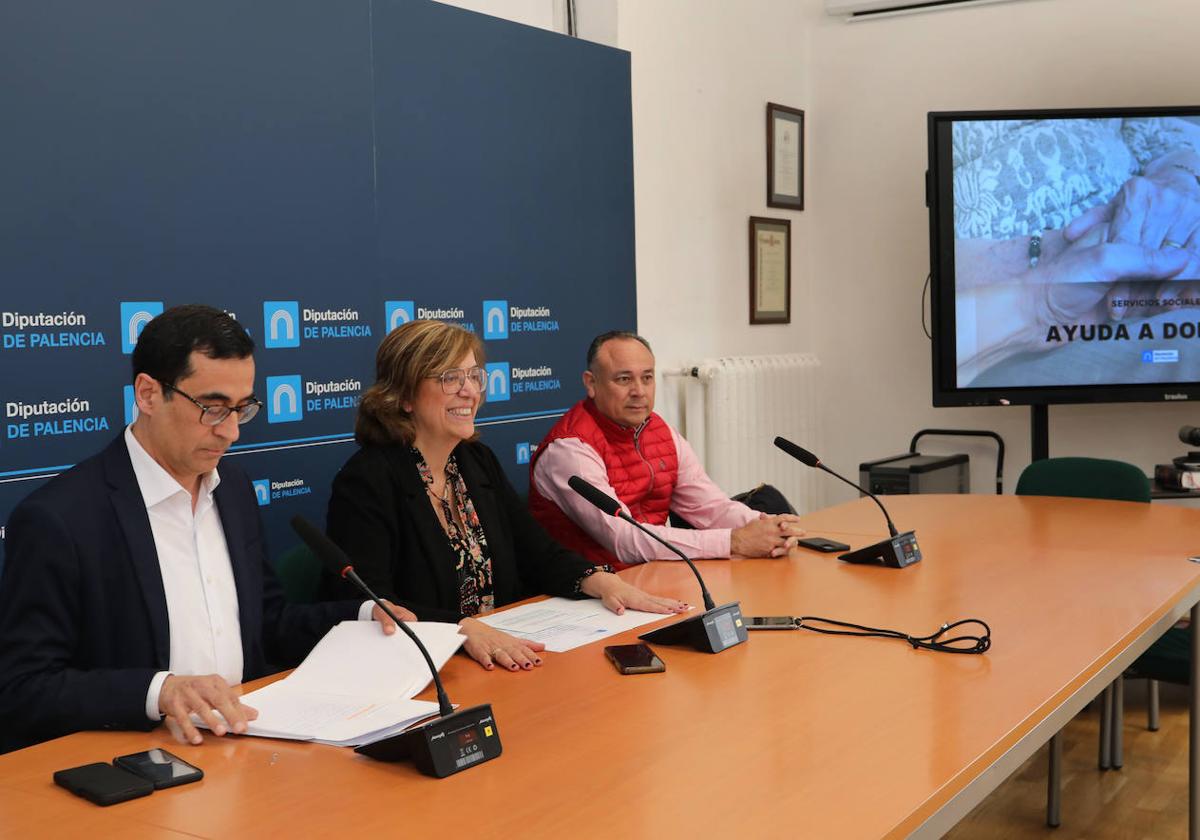 Juan Antonio Obispo, Ángeles Armisén y Carlos Martínez, en la presentación.