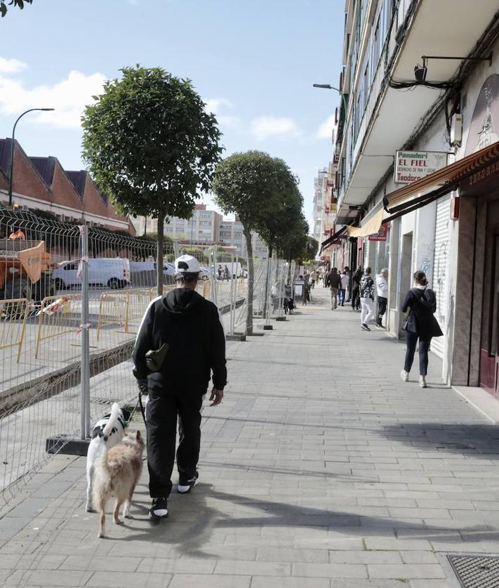 Imagen secundaria 2 - Las obras estrechan las aceras en la calle de Embajadores.