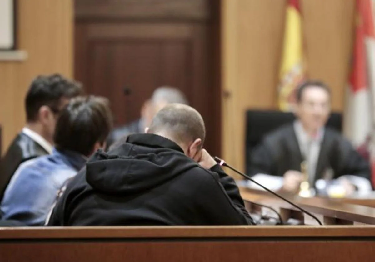 Los tres acusados de secuestrar a una mujer en Valladolid durante la vista en la Audiencia Provincial.