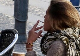 Una mujer da una calada a un cigarrillo, en una imagen de archivo.