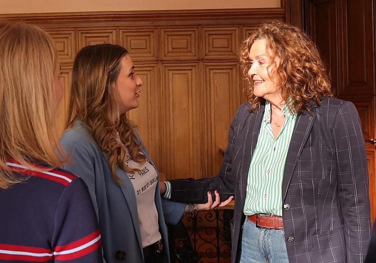 La portavoz de Vox, Sonia Lalanda, conversa con la edil del PP Laura Lombraña.