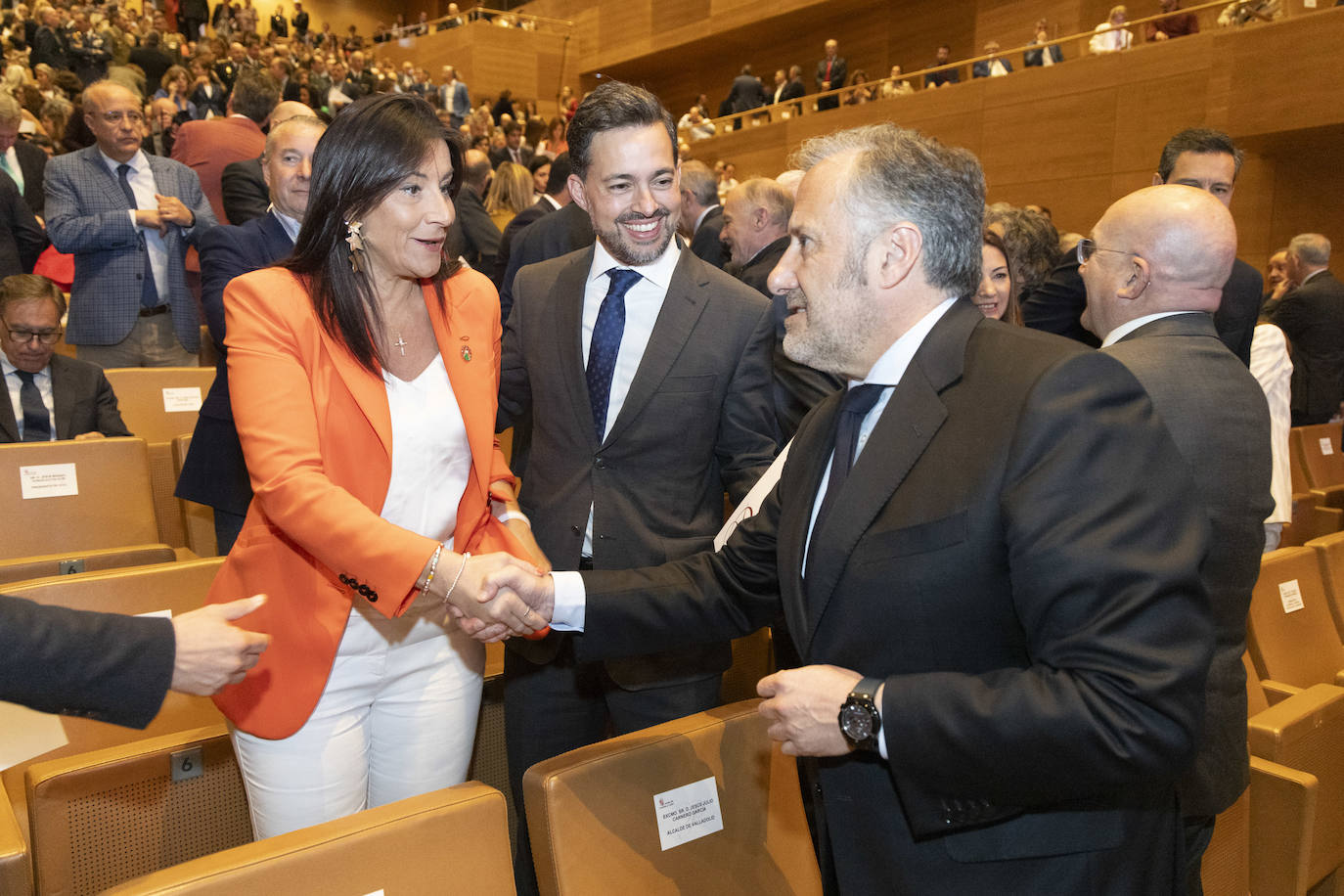 Ana Sanchez del Partido Socialista saluda al presidente de las Cortes, Carlos Pollán. Tras ellos, Donaciano Dujo, de Asaja.