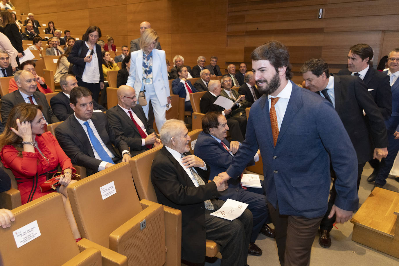 El vicepresidente de la Junta, García Gallardo saluda a Demetrio Madrid, ex presidente de la Junta de Castilla y León.