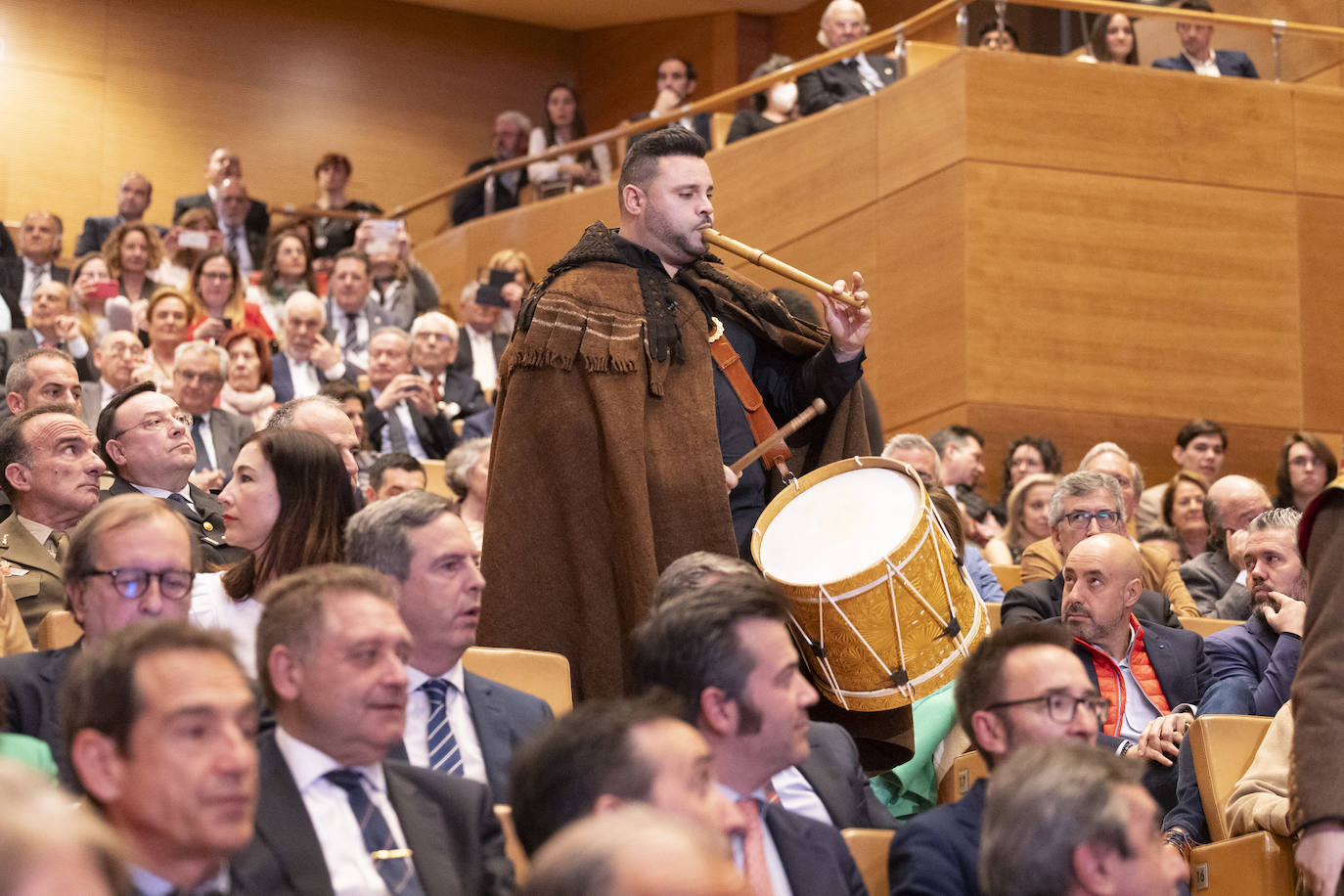 Actuación musical con instrumentos tradicionales durante los premios