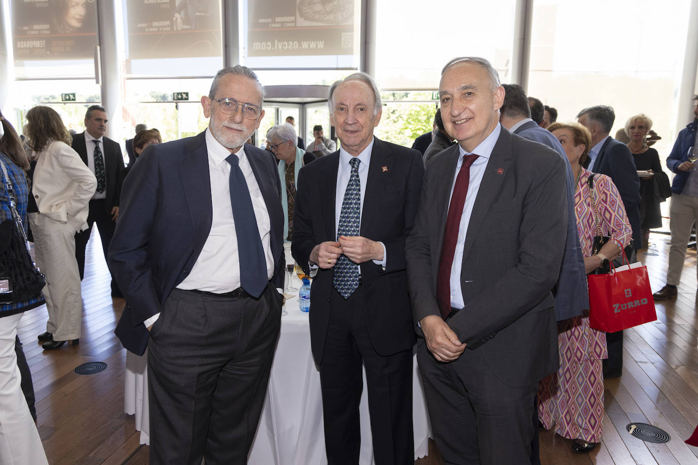 A la izquierda el secretario general de la Fundación Duques de Soria, José María Rodriguez Ponga, Fernando Tejerina, antiguo rector de la Universidad de Valladolid y el rector de la Universidad de Valladolid, Antonio Largo.