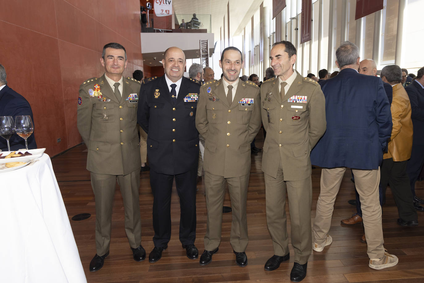 El teniente coronel Francisco Javier López Villar, Juan Carlos Hernández, jefe de la Policía Nacional, el coronel Pedro Pascual San José, jefe del Regimiento de Farnesio. 
