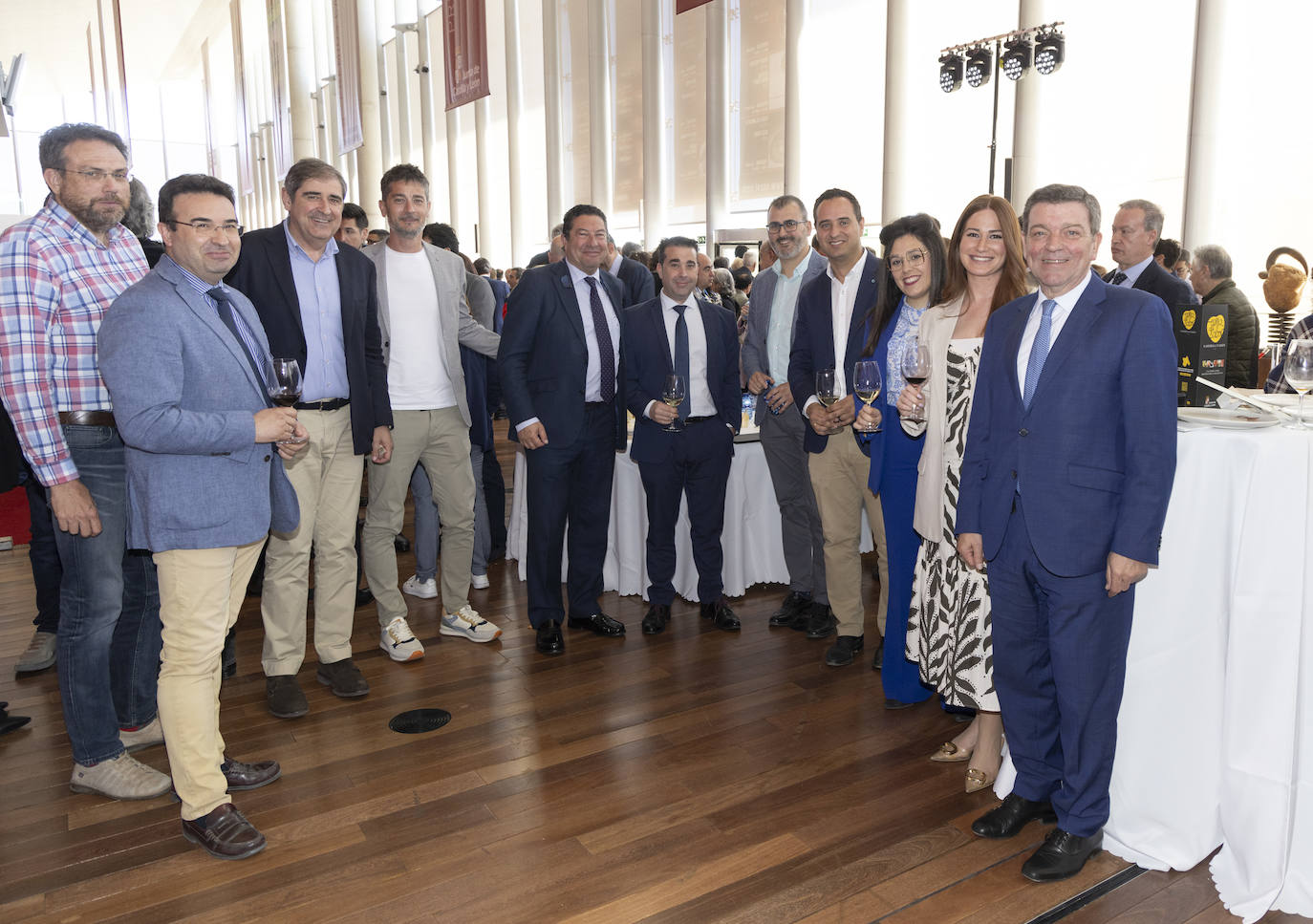 Miembros de la Diputación de Valladolid y alcaldes de la provincia junto al consejero de presidencia, Luis Miguel González Gago. 