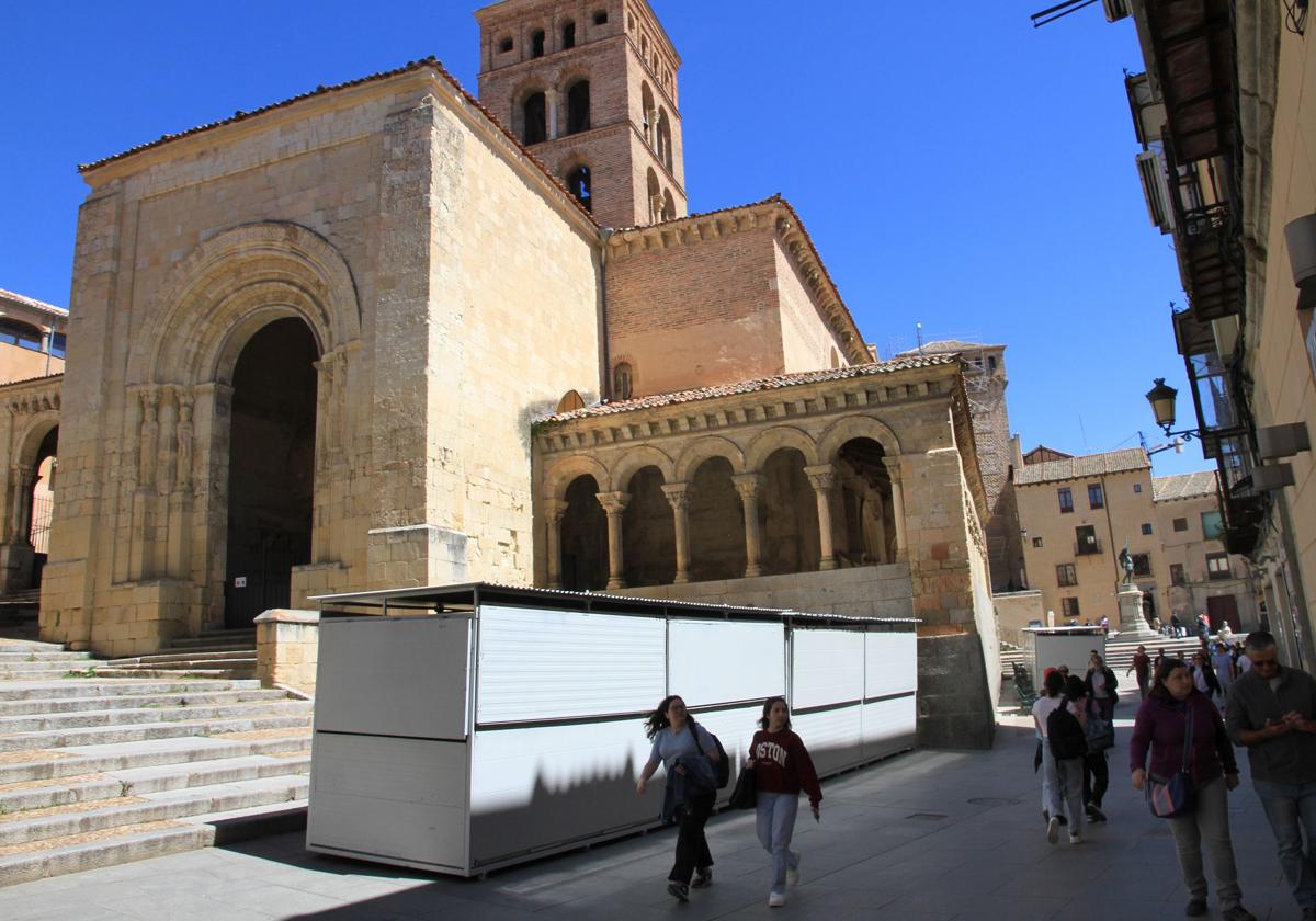 Casetas instaladas junto a la iglesia de San Martín para celebrar el Día de Castilla y León.