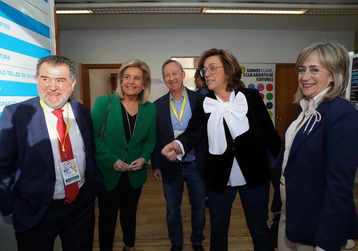 Arsenio Escolar, Fátima Báñez, Ángeles Armisén y María José de la Fuente, esta mañana en el congreso.