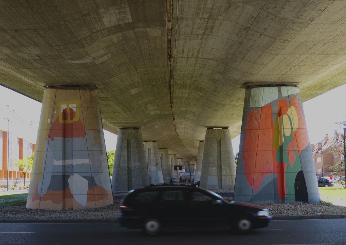 Imagen secundaria 1 - Zona ajardinada semioculta por el viaducto de la avenida de Zamora. La intención de Adif es soterrar este paso, de casi 650 metros de largo, y crear un paso de vehículos y otro peatonal hacia Argales, donde hoy se ubican terrenos de la propia Adif que también se reurbanizarán. , 