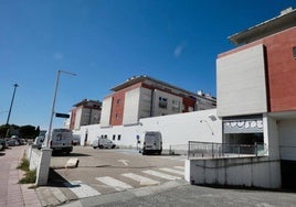 Los operarios trabajan ya en la remodelación del futuro Agropal que ocupará el hueco del antiguo Mercadona de Torrelago.