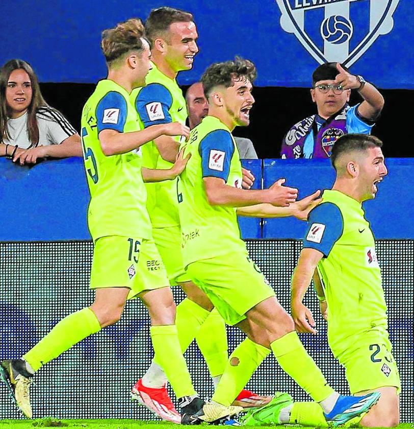 Los jugadores del Amorebieta celebran uno de los goles conseguidos contra el Levante.