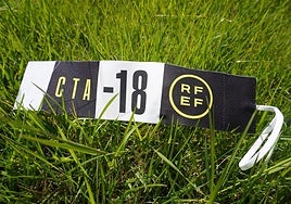 Los brazaletes que se repartirán a los colegiados menores de edad.