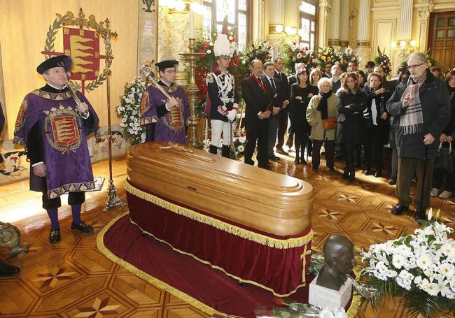 Capilla ardiente de Miguel Delibes, el 12 de marzo de 2010, en el salón de actos del Ayuntamiento.