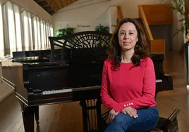 Irene Alfageme, junto al piano de El Desván, en el Calderón.