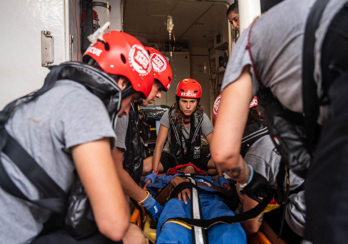 La médica segoviana Isabel Zamarrón (centro), durante una asistencia sanitaria a bordo del Open Arms.