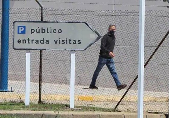 Pedro Muñoz, en su salida de la prisión de Villahierro el 25 de mayo de 2022, tras dos años de ingreso.