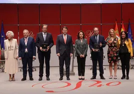 El presidente de la Junta (4i), junto a los galardonados y el alcalde de Ciudad Rodrigo (3d), que recogió el Premio Castilla y León de las Letras en nombre de un ausente Fernando Arrabal.