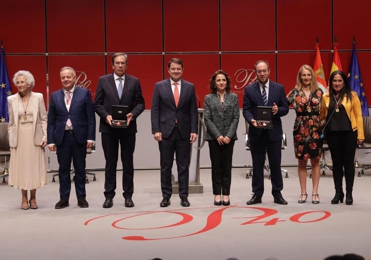 El presidente de la Junta (4i), junto a los galardonados y el alcalde de Ciudad Rodrigo (3d), que recogió el Premio Castilla y León de las Letras en nombre de un ausente Fernando Arrabal.