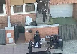 Varios agentes de la Policía Nacional detienen a un sospechoso en su casa de la calle Esgueva de Laguna.