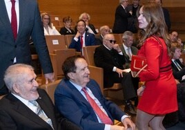 La expresidenta de las Cortes, Silvia Clemente, pasa junto a los expresidentes Demetrio Madrid y Juan José Lucas, sentados en primera fila, De pie, a la izquierda, el también expresidente del Parlamento autonómico Luis Fuentes.