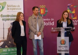 La concejala de Juventud, Carolina del Bosque; y el presidente del Teléfono de la Esperanza en Valladolid, Eloy González Arranz, durante la presentación del Chat Esperanza.