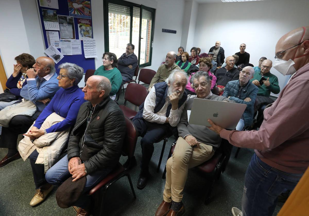 Asistentes a la reunión de la plataforma por la Dársena.