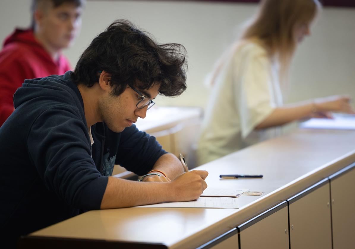 Un estudiante realiza la prueba de acceso a la universidad en Valladolid, en una imagen de archivo.