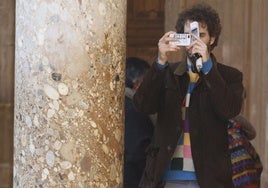 Un hombre toma una fotografía con su móvil, en una imagen de archivo.