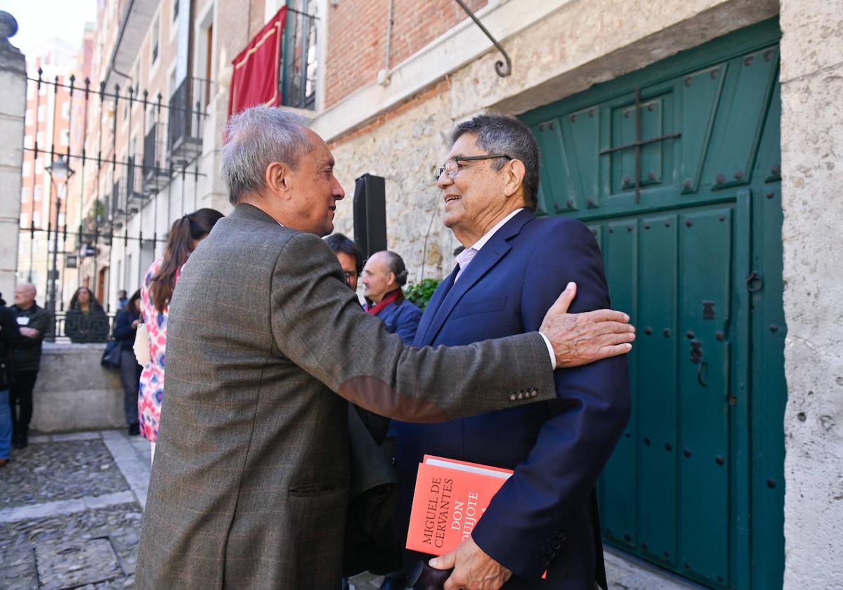 Germán Delibes saluda a Sergio Ramírez, en la Casa de Cervantes, esta mañana.