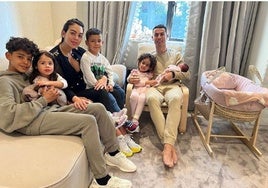 Cristiano Ronaldo y Georgina Rodríguez con sus hijos.