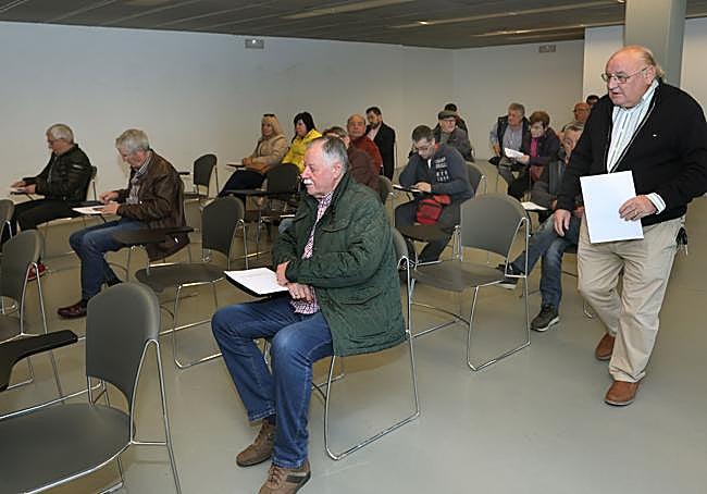 Socios en la asamblea celebrada este jueves en La Balastera.