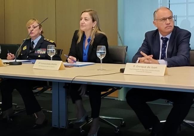 Inmaculada Matías, en el centro, entre la superintendente jefa de la Policía Municipal de Valladolid, Julia González, y el fiscal delegado de Seguridad Vial de la Fiscalía Provincial de Valladolid, Enrique de Juan.