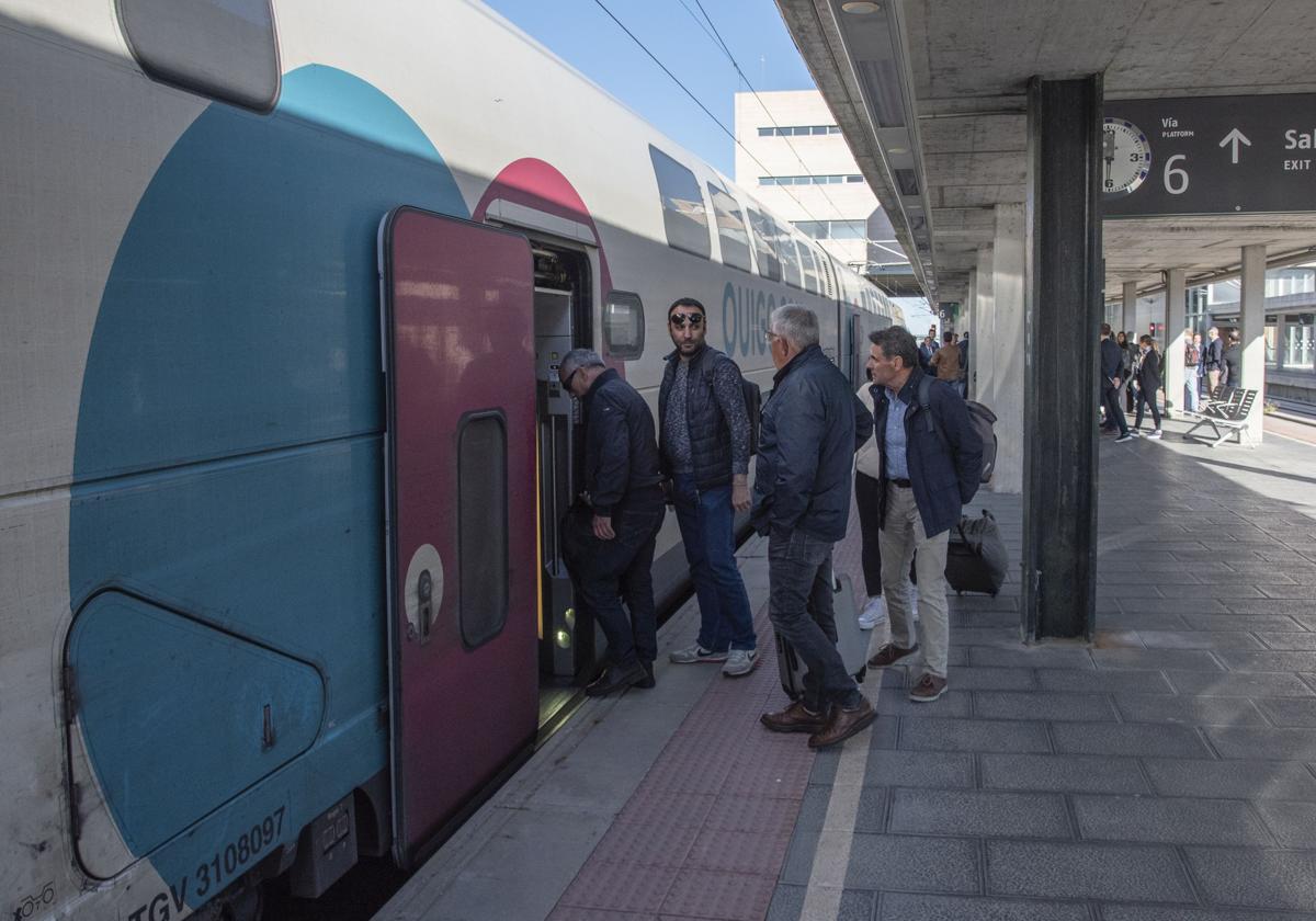 Un grupo de viajeros sube al tren del primer servicio de Ouigo en Segovia.