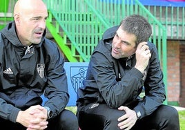 Ramsés (derecha) charla con Ricardo, segundo entrenador, durante un entrenamiento.