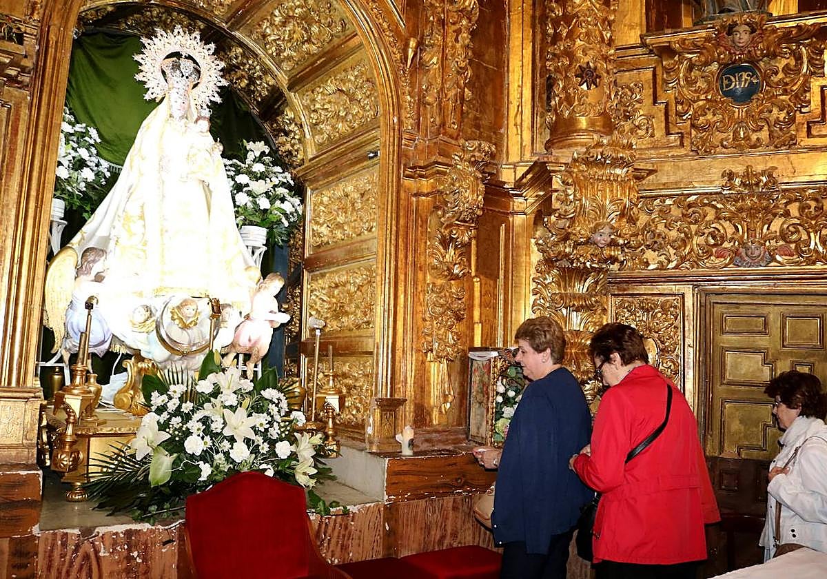 La Virgen de Valdesalce, en su santuario.