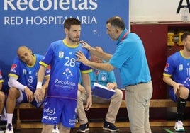 David Pisonero dando indicaciones a Miguel Camino en el partido contra el Torrelavega.