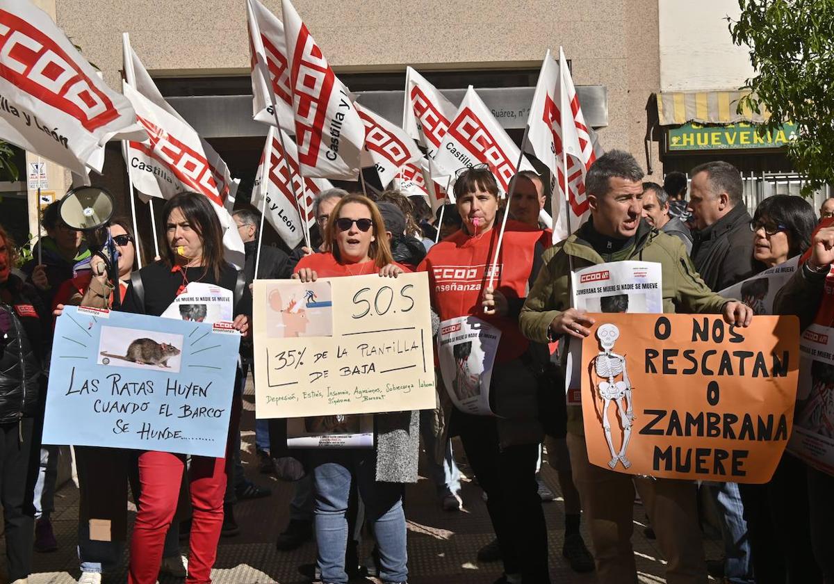 Los trabajadores del Zambrana se manifiestan para pedir la mejora de su situación.