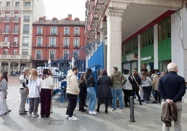 Cola frente al Starbucks de la Plaza Mayor el día de su inauguración.